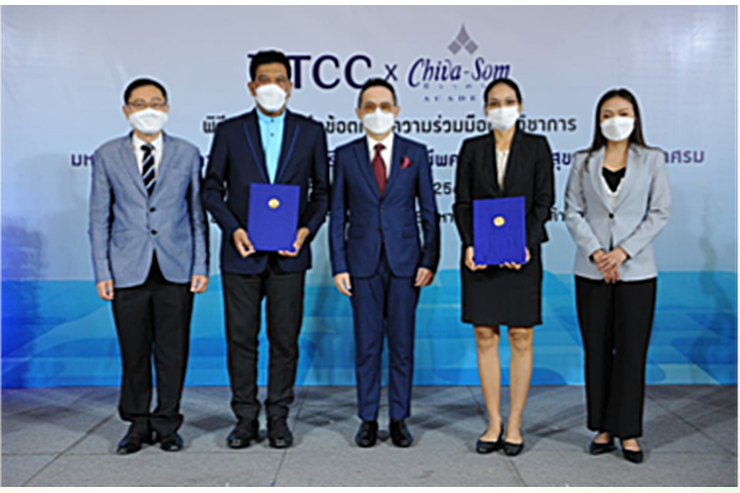 From left to right, Associate Professor Dr.Surapong Pinigglang - Dean of School of Science & Technology of UTCC, Associate Professor Dr.Thanavath Phonvichai - President of UTCC, Krod Rojanastien - Consultant to the CEO, Chiva-Som International Health Resort and President of Thai Spa and Wellness Association, Chayanuch Chudhabuddhi – Acting-Director of Chiva-Som International Academy and Sirirat Chaikhampha - Head of Instructor, Chiva-Som International Academy.