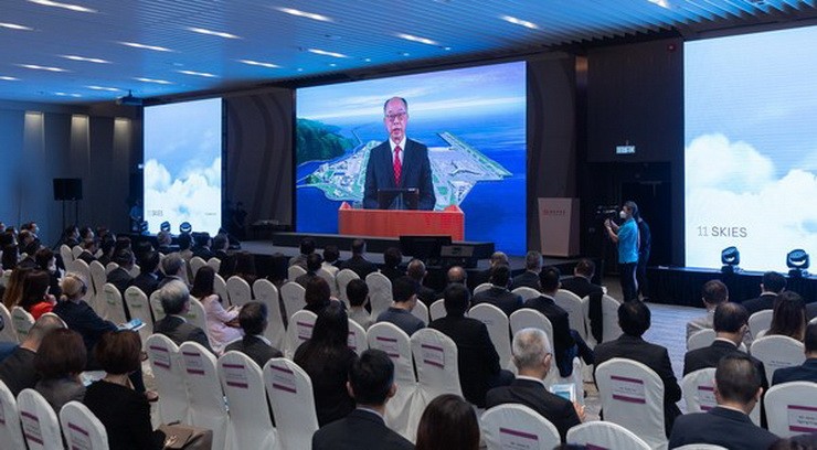 Mr. Frank Chan Fan, Secretary for Transport and Housing, said through a video that SKYCITY will be a shining star of the airport island and he looked forward to the opening of the 11 SKIES commercial building project in mid-2022.
