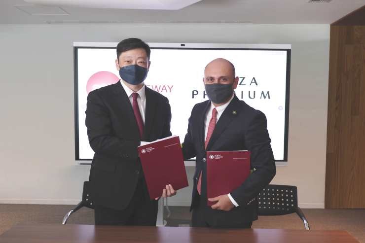 (l-r) Chairman & Chief Executive Officer of SATS HK Ltd, Ir Ben Wong and Deputy CEO of Plaza  Premium Group, Bora Isbulan at the signing event
