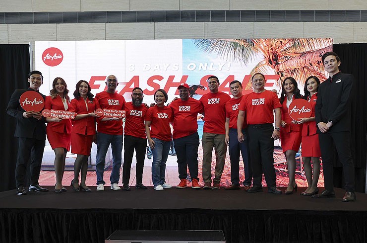  Four from left: Bo Lingam, Group CEO of AirAsia Aviation Group Limited; Riad Asmat, CEO of AirAsia Malaysia; Veranita Yosephine, CEO of AirAsia Indonesia; Tony Fernandes, CEO of Capital A; Logan Velaitham, CEO of AirAsia Singapore; Santisuk Klongchaiya, CEO of AirAsia Thailand and Ricky Isla, CEO of AirAsia Philippines at the press conference to celebrate the return of AirAsia operations at Changi Airport T4.