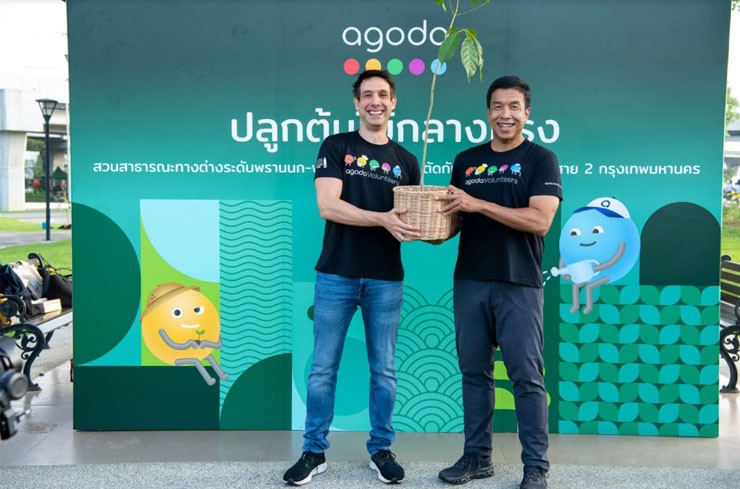  (Right) Mr. Chadchart Sittipunt, Governor of Bangkok and (left) Mr. Omri Morgenshtern, Chief Executive Officer, Agoda attended the planted 50 trees at Phutthamonthon Sai 2 Park in Thawi Watthana District to improve Bangkok’s green infrastructure with the ‘Urban Tree Planting’ Initiative.
