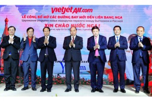  Vietnamese President Nguyen Xuan Phuc (middle) attended Vietjet’s new route announcement in Moscow, Russia on Dec 2,2021.