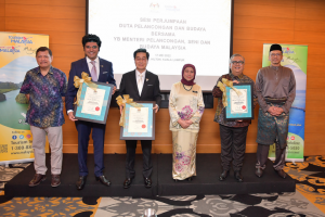 From Left, Chairman Of Tourism Malaysia, Tourism And Culture Ambassadors, MOTAC Minister And Deputy Secretary General (Tourism).