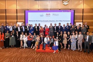 Key stakeholders including government officials, industry players, trade associations as well as MyCEB Board of Directors line up for a photo taking session as they complete a presentation on Malaysia Business Events Charter to YB Dato’ Sri Hajah Nancy Shukri, Minister of Tourism, Arts and Culture (MOTAC).