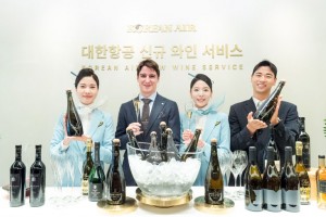 Marc Almert (second from left) with Korean Air flight attendants at Seoul Four Seasons Hotel on October 13 during Korean Air’s new inflight wine service showcasing event.