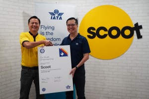 Mr Leslie Thng, Scoot’s Chief Executive Officer, receiving the IATA certification from Mr. Philip Goh, IATA’s Regional Vice President for Asia Pacific. 