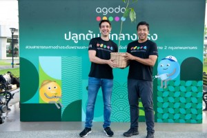  (Right) Mr. Chadchart Sittipunt, Governor of Bangkok and (left) Mr. Omri Morgenshtern, Chief Executive Officer, Agoda attended the planted 50 trees at Phutthamonthon Sai 2 Park in Thawi Watthana District to improve Bangkok’s green infrastructure with the ‘Urban Tree Planting’ Initiative.