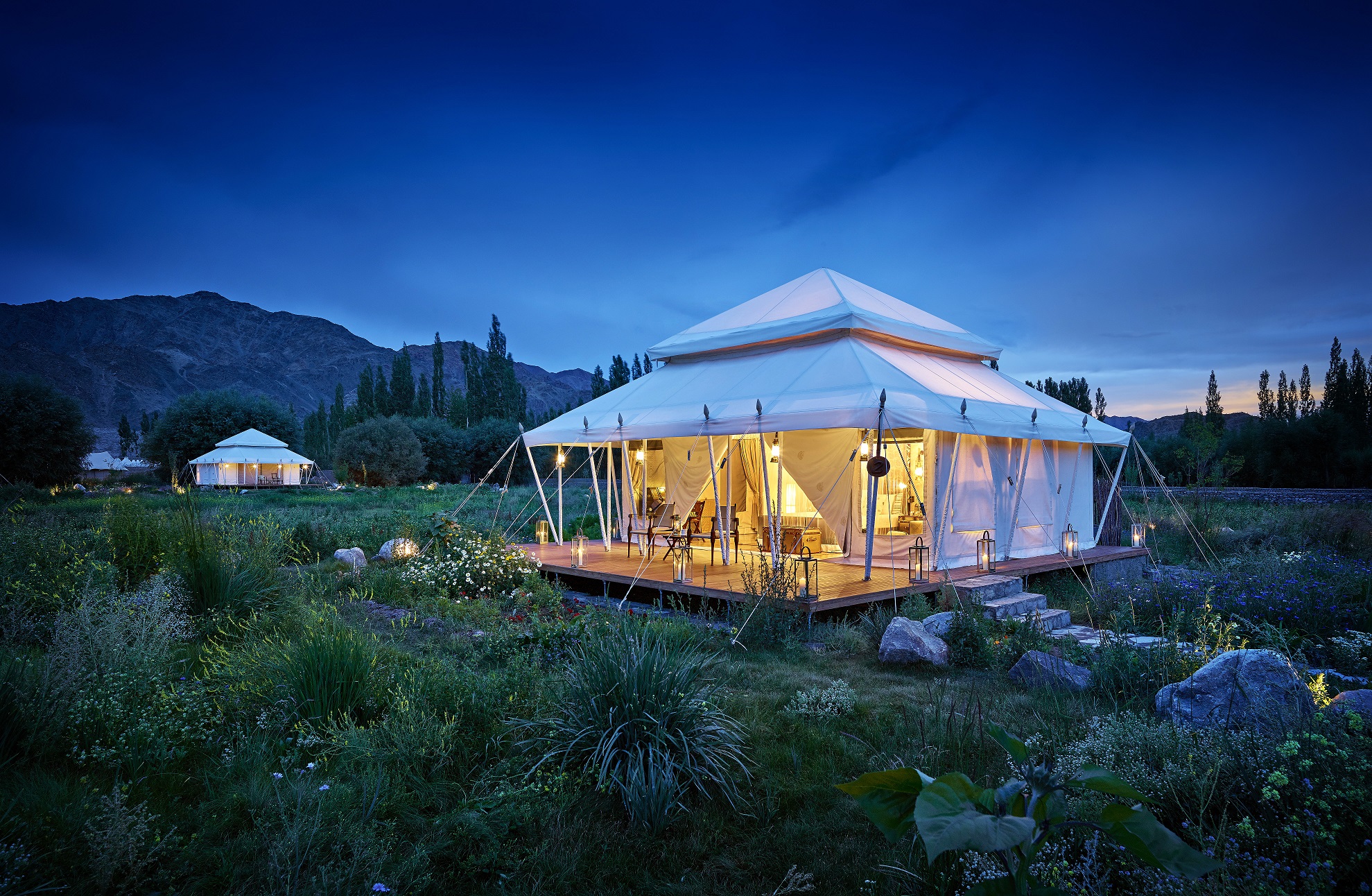 Luxury-suite-tent-white-exterior-01_highres