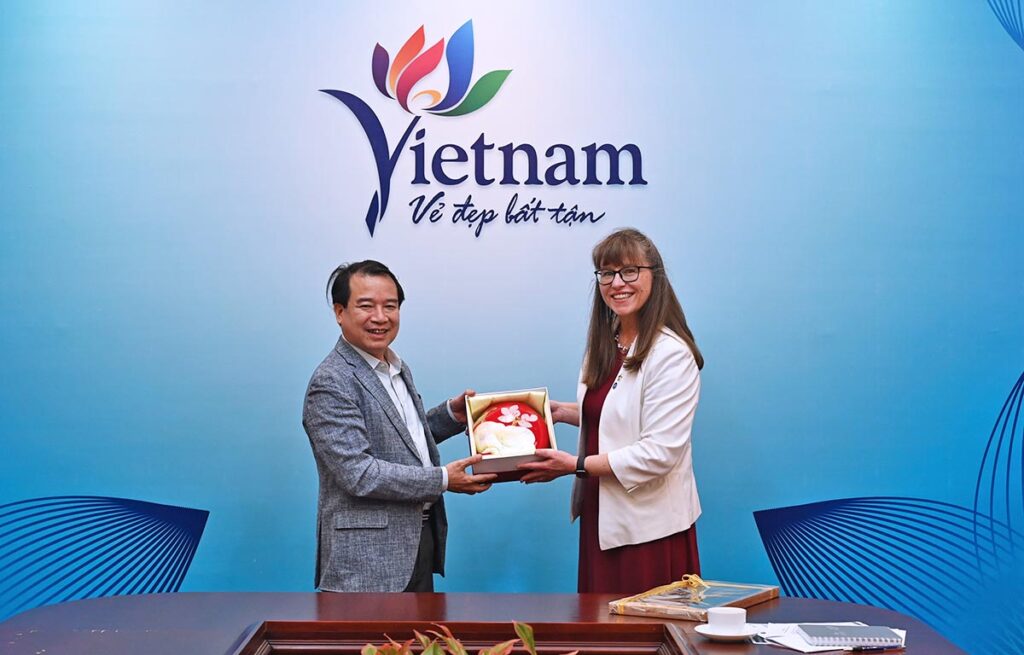 Ms. Samantha Palmer, General Manager, Visitor Economy and Client Programs Division - Austrade gifting souvenir to VNAT’s Vice Chairman Ha Van Sieu (Photo: TITC)