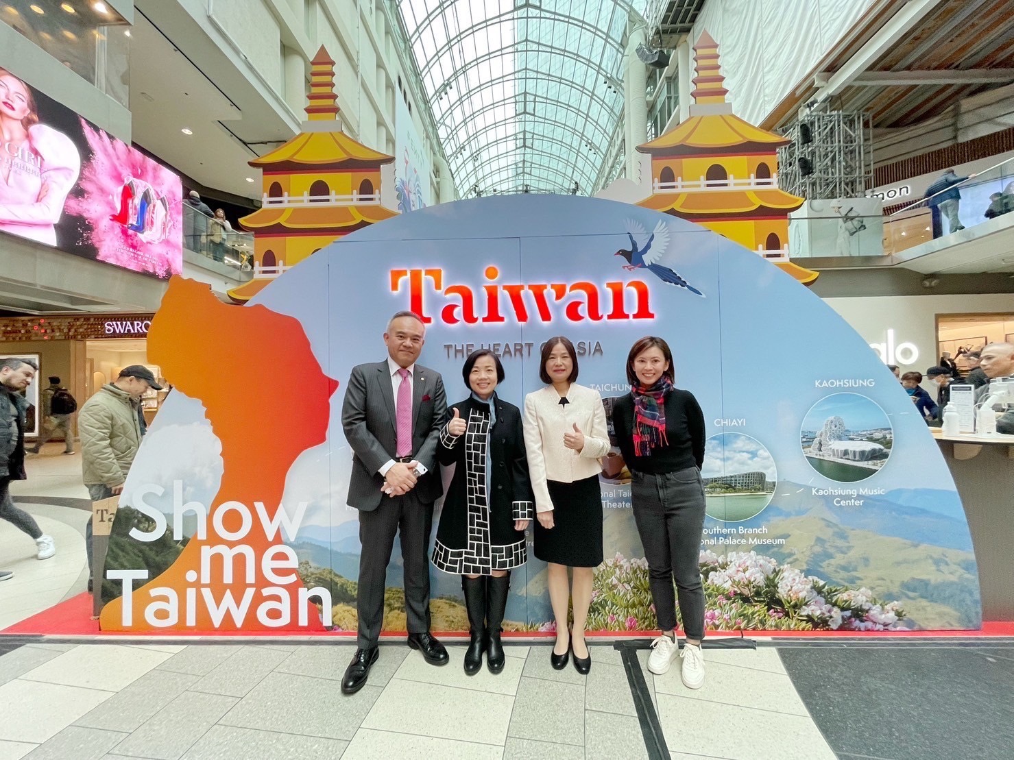 From left to right: 1) Randall Chiang, General Manager, Eva Airways Corp. America, Toronto Branch 2) Jin-Ling Chen, Director General, TECO, Toronto 3) Claire Wen, Director, TTA, NY, 4) Gail Chang, Marketing Manager, TTA, SF Office