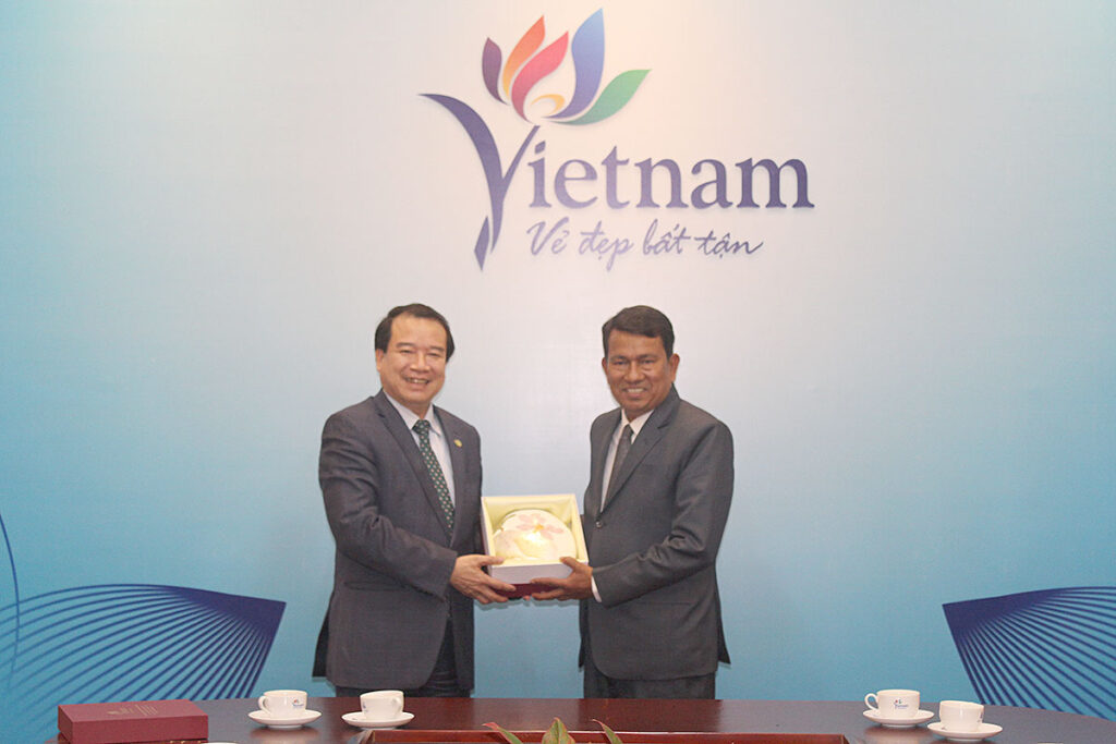 Mr. Ha Van Sieu, VNAT’s Vice Chairman (left) and Mr. Rabindra Adhikari, Chairman of the NPSC (right)