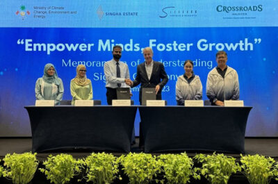 Mr. Michael Marshall, CEO, S Hotels & Resorts (centre right) agrees the MoU with Honourable Deputy Minister Hassan Mohamed, Ministry of Climate Change, Environment & Energy, Maldives (centre left)