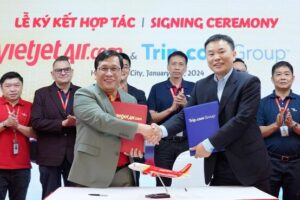 The MOU was signed by Mr Yudong Tan (right), Chief Executive Officer, Flights, Trip.com Group, and Mr Dinh Viet Phuong, Chief Executive Officer, Vietjet Air