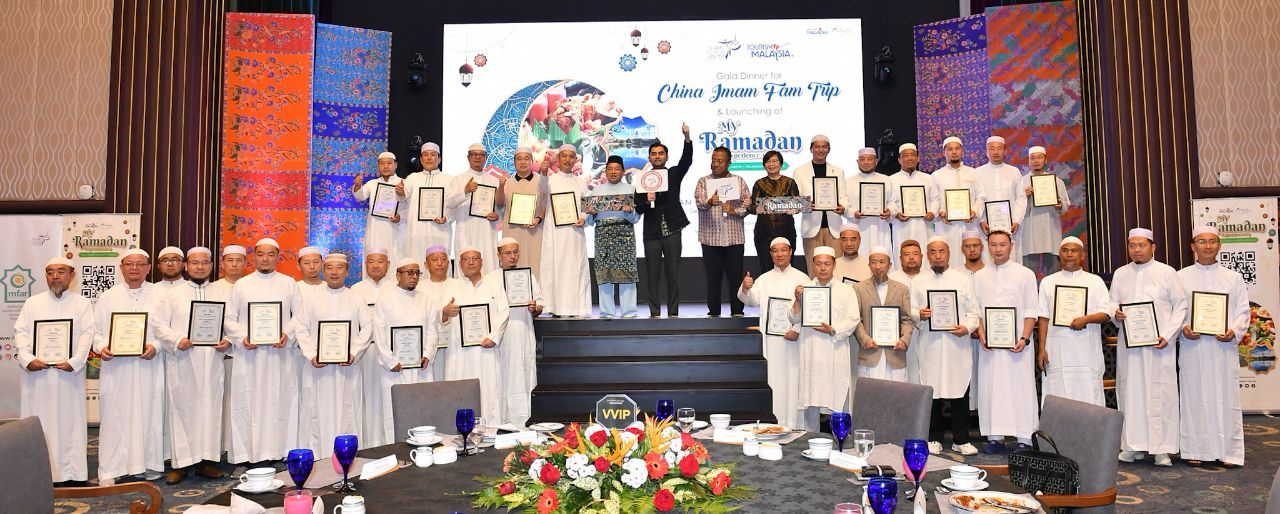 YB Tuan Khairul Firdaus Akbar Khan, Tim. Menteri MOTAC bersama peserta Imam Fam Trip di Majlis Pelancaran Risalah My Ramadan Experience 2024 02