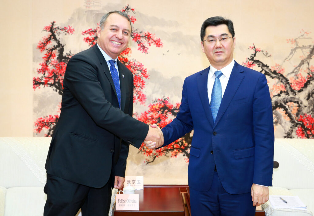 ACI World Director General Luis Felipe de Oliveira meets with Acting Mayor of Guangzhou Mr. Sun Zhiyang.