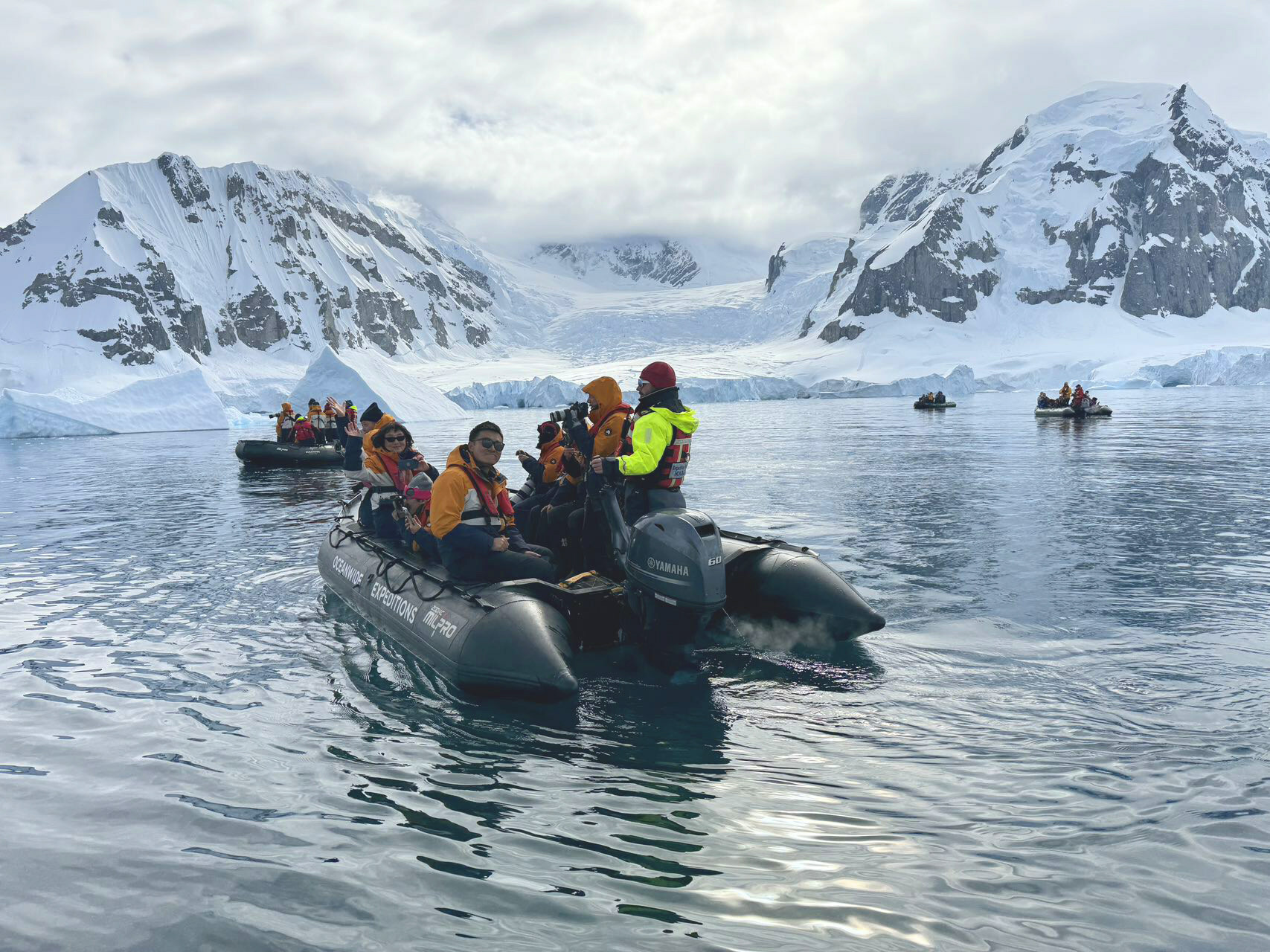Chinese tourists experience the charm of Antarctica. (Photo by Natalia Sabrina)