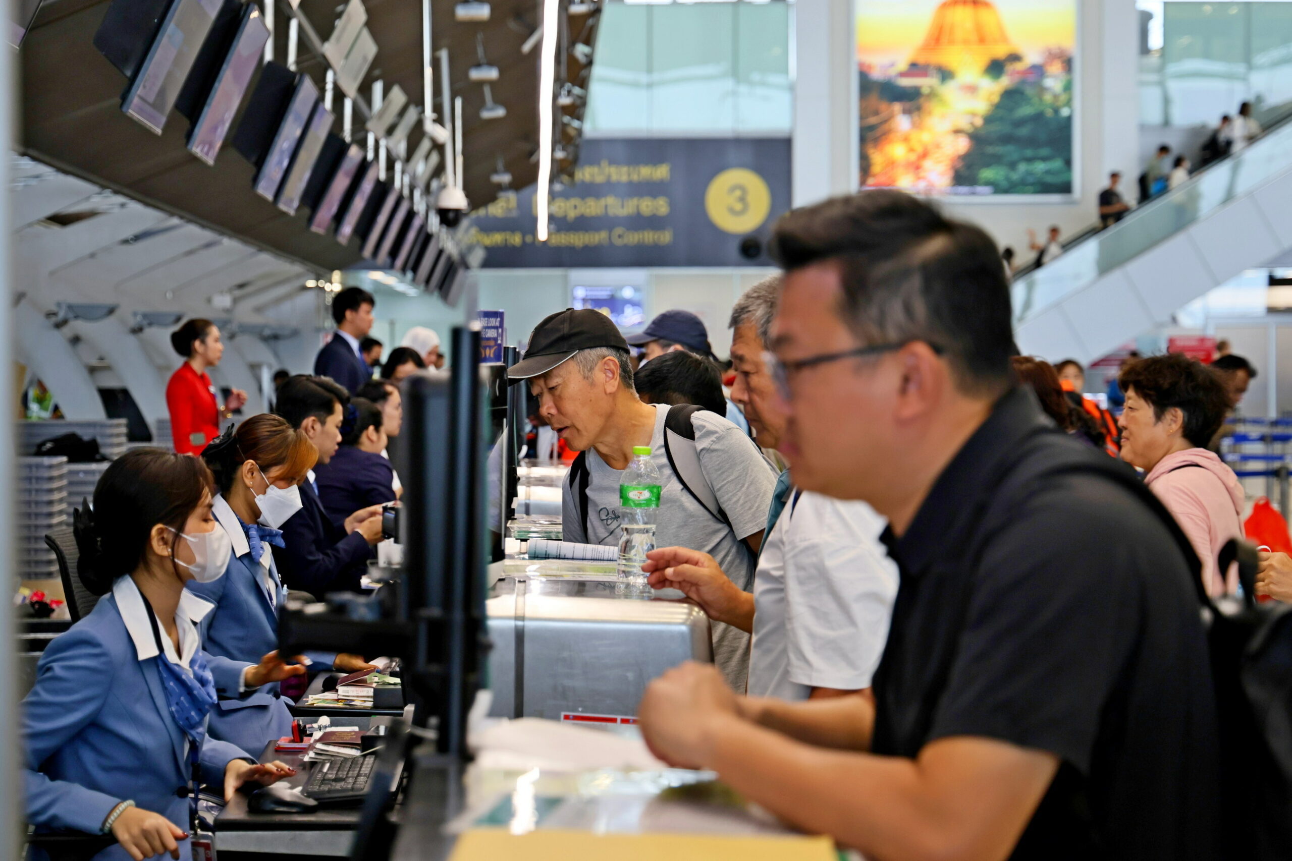 Chinese tourists check in at Suvarnabhumi Airport in Bangkok, Thailand during the Chinese New Year holiday. (Photo by Bai Yuanqi/People's Daily)