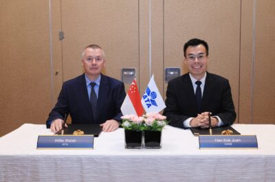 Mr Willie Walsh, Director General of IATA (left) and Mr Han Kok Juan, Director-General of CAAS (right) signed a Memorandum of Understanding to strengthen collaboration to support the growth of aviation in Singapore and Asia-Pacific region.