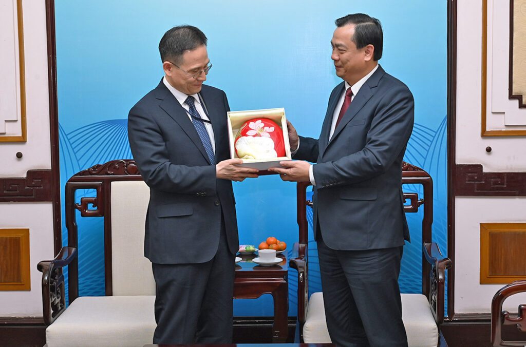 Mr. Park Jong Kyung - Consul General of the Korean Embassy in Vietnam gifting souvenir to VNAT’s Chairman Nguyen Trung Khanh