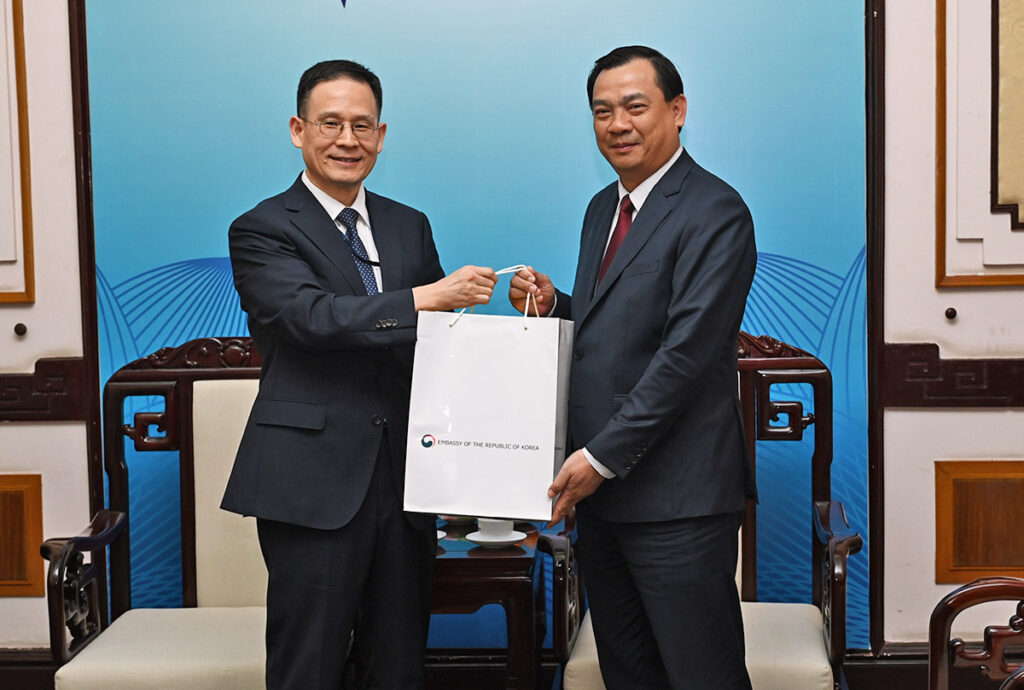 VNAT’s Chairman Nguyen Trung Khanh gifting souvenir to Mr. Park Jong Kyung - Consul General of the Korean Embassy in Vietnam