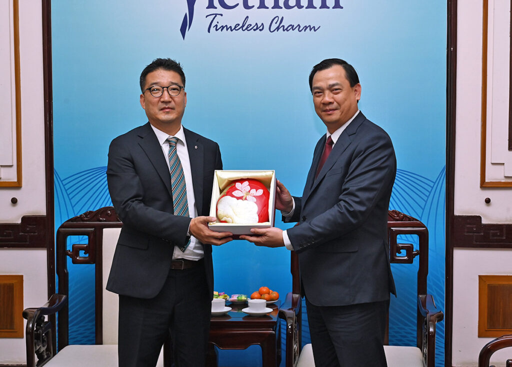 Mr. Lee Jae Hoon, Chief Representative of the Korea Tourism Organization (KTO) in Vietnam gifting souvenir to VNAT’s Chairman Nguyen Trung Khanh