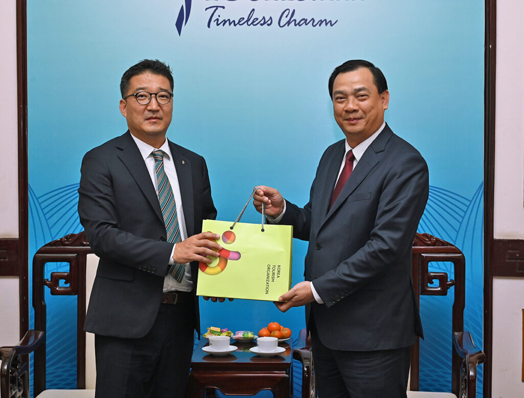 VNAT’s Chairman Nguyen Trung Khanh gifting souvenir to Mr. Lee Jae Hoon, Chief Representative of the Korea Tourism Organization (KTO) in Vietnam