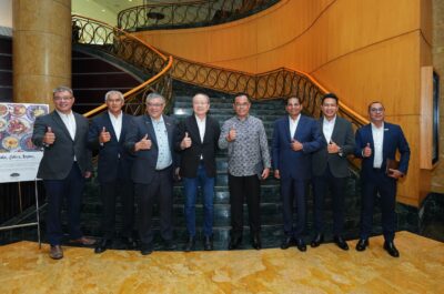 Mr. Azman Haji Tambi Chik, Chief Executive Officer of MyCEB alongside the MyCEB Board of Directors, Dato' Vincent Lim and Mr. Francis Teo gathers with a line-up of key representatives of the Malaysia Business Events Industry
