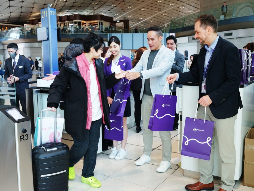 HK Express leadership team distributed souvenirs to passengers at Hong Kong International Airport to celebrate the inaugural flight of the airline's new Beijing Daxing route. 