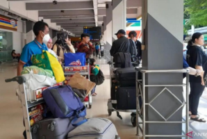 Several passengers awaiting pickups after landing at the Halim Perdanakusuma Airport, Jakarta, on Monday (April 15, 2024). (ANTARA/Lintang Budiyanti Prameswari)